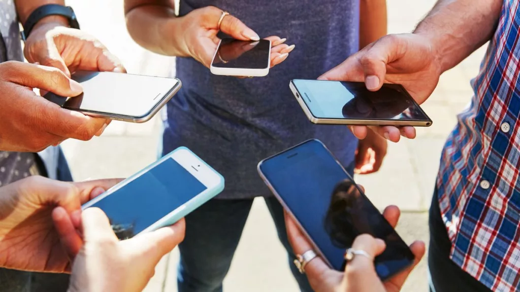Pessoas usando celular em Boston
