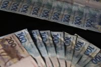 Ibovespa e bolsas dos EUA sobem em meio à guerra tarifária; dólar cai