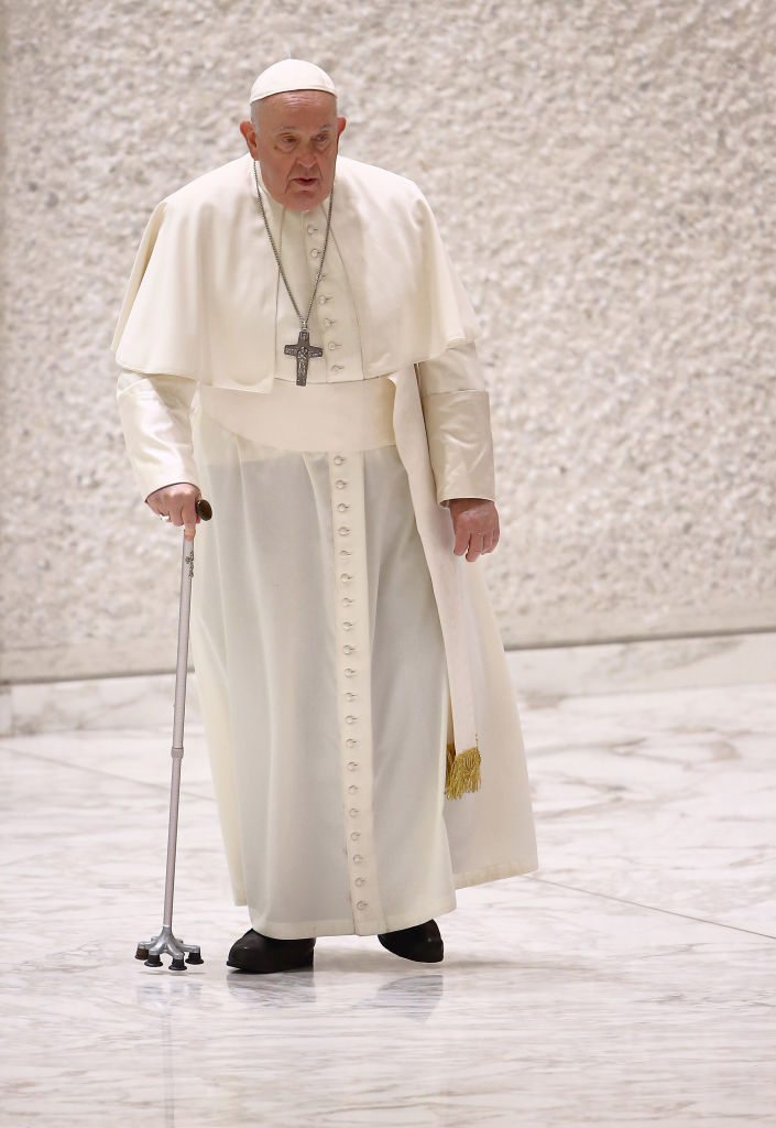 Pope Francis leads the general audience at Paul VI Audience Hall Papa Francisco -Minimalismo: vestes simples e sapatos pretos