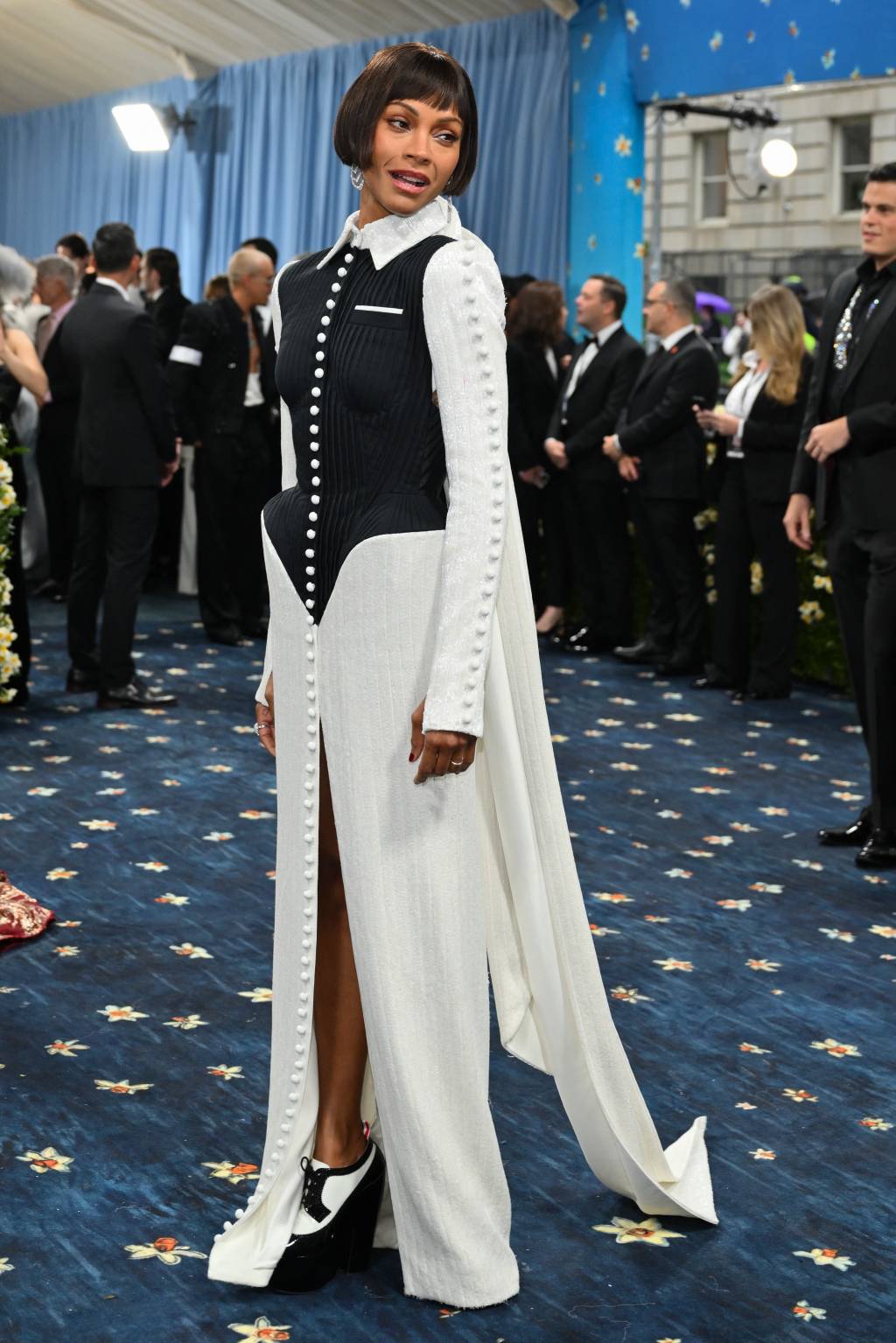 MET Gala – arrivals Zoe Saldana veste Thom Browne