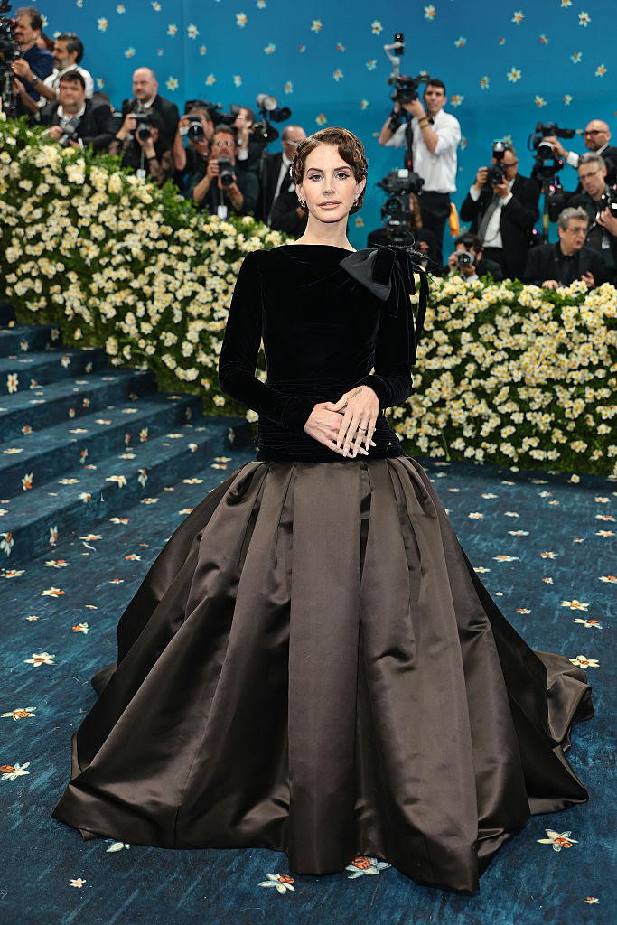 The 2025 Met Gala Celebrating “Superfine: Tailoring Black Style” – Arrivals Lana Del Rey veste Valentino