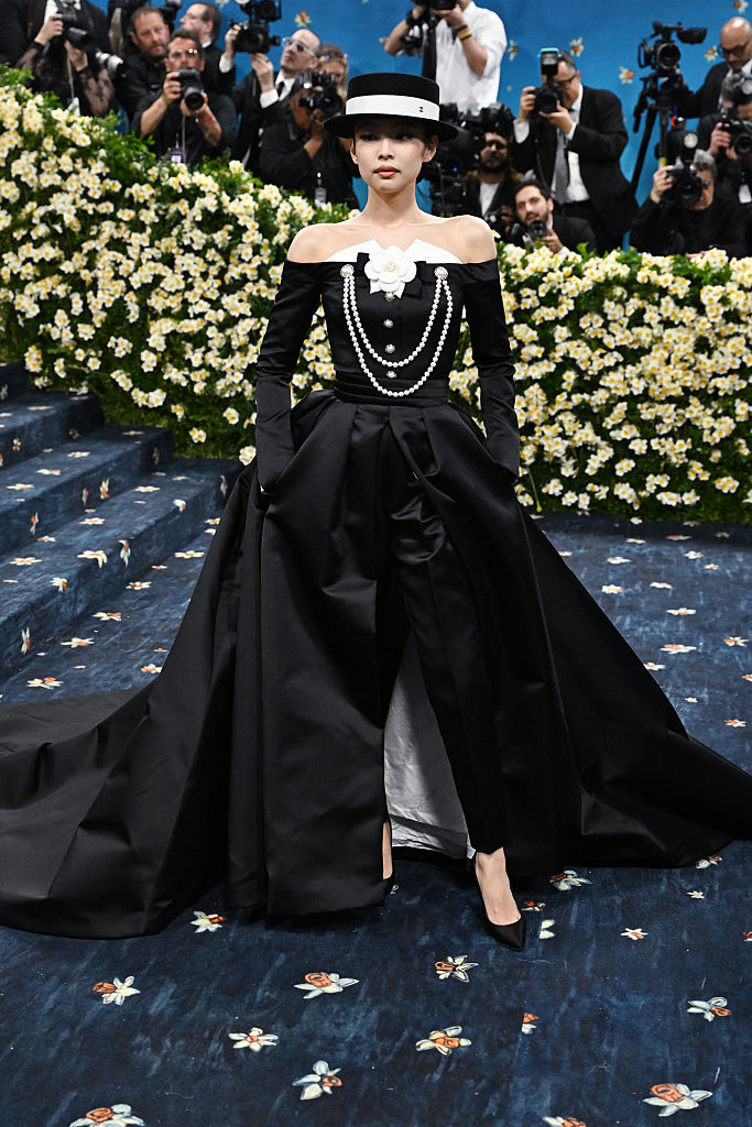 The 2025 Met Gala Celebrating “Superfine: Tailoring Black Style” Jennie veste Chanel