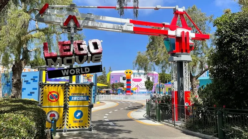 Área The Lego Movie World no Parque Legoland California Área The Lego Movie World no Parque Legoland California