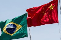 Brasil e China assinam protocolos para exportações avícolas e de grãos