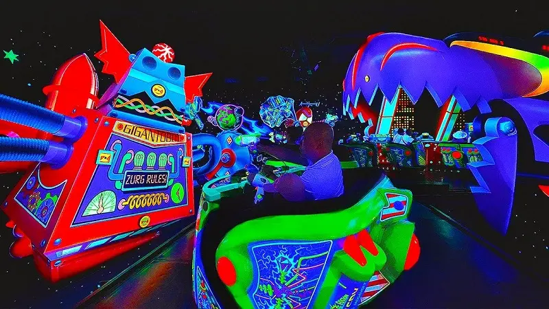 Buzz Lightyear Astro Blaster no Disneyland Park da Califórnia Buzz Lightyear Astro Blaster no Disneyland Park da Califórnia