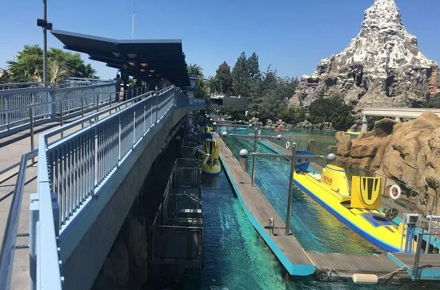 Finding Nemo Submarine Voyage no Disneyland Park da Califórnia Finding Nemo Submarine Voyage no Disneyland Park da Califórnia