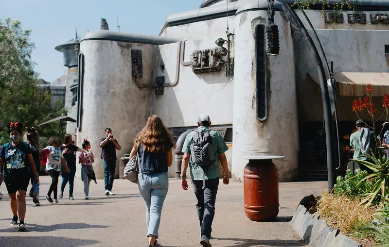 Turistas caminhando na Disneyland Anaheim Turistas caminhando na Disneyland Anaheim