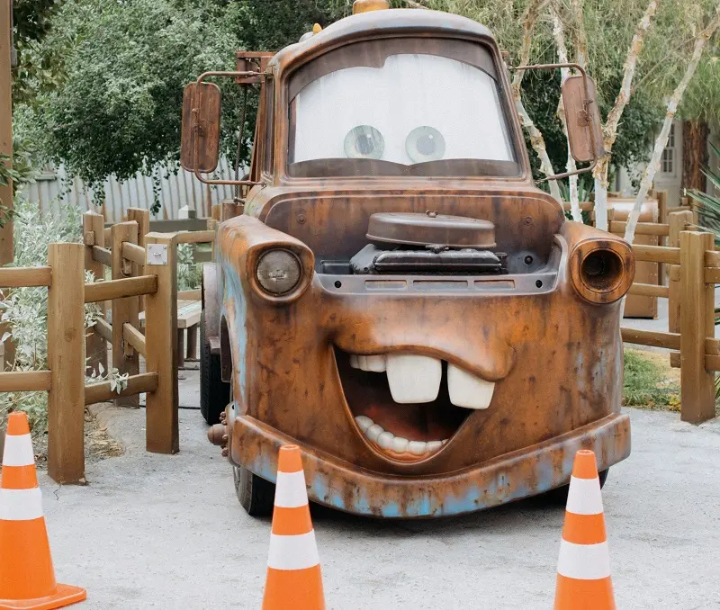 Personagem do filme Carros no Disney California Adventure Park Personagem do filme Carros no Disney California Adventure Park