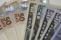 Dólar abre em leve queda com decisões de juros e diálogo EUA-China no radar