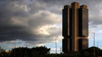 Dólar tem queda na abertura após Copom e com acordo tarifário em foco