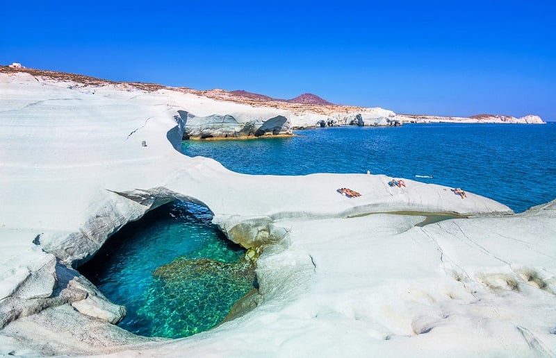 Praia em Milos, Grécia Praia em Milos, Grécia