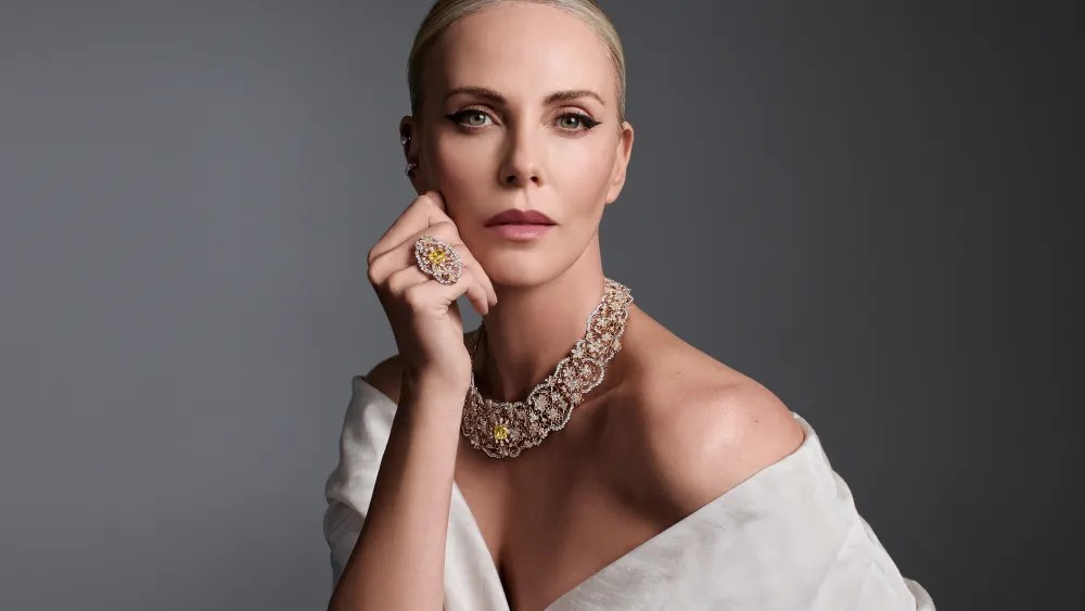 O retorno triunfal de Charlize Theron para a Dior...