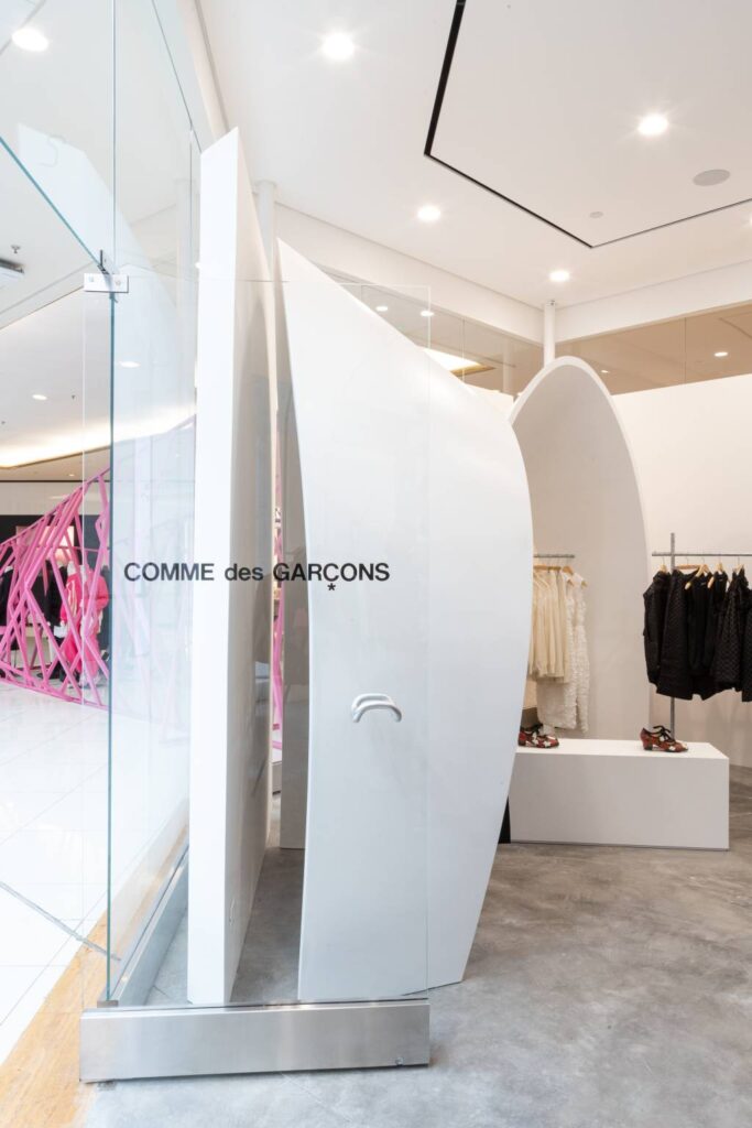 Como é a primeira loja da Comme des Garçons, grife...