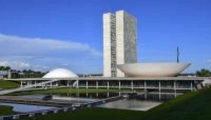 Desaceleração e queda de commodities são desafio ao Brasil, diz economista