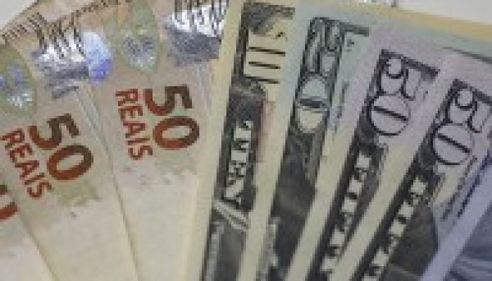 Dólar abre em leve queda com decisões de juros e diálogo EUA-China no radar