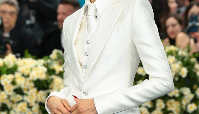 Glamour e alfaiataria vanguardista marcam looks em...