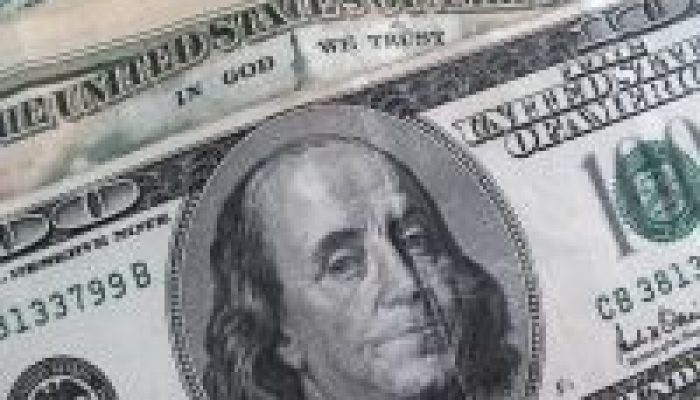 Ibovespa avança com Petrobras e à espera de Copom; dólar sobe