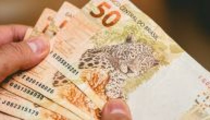 Juros futuros caem com ajustes sobre Selic após falas de diretores do BC
