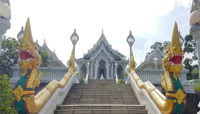 Templo Wat Kaew Korawaram em Krabi